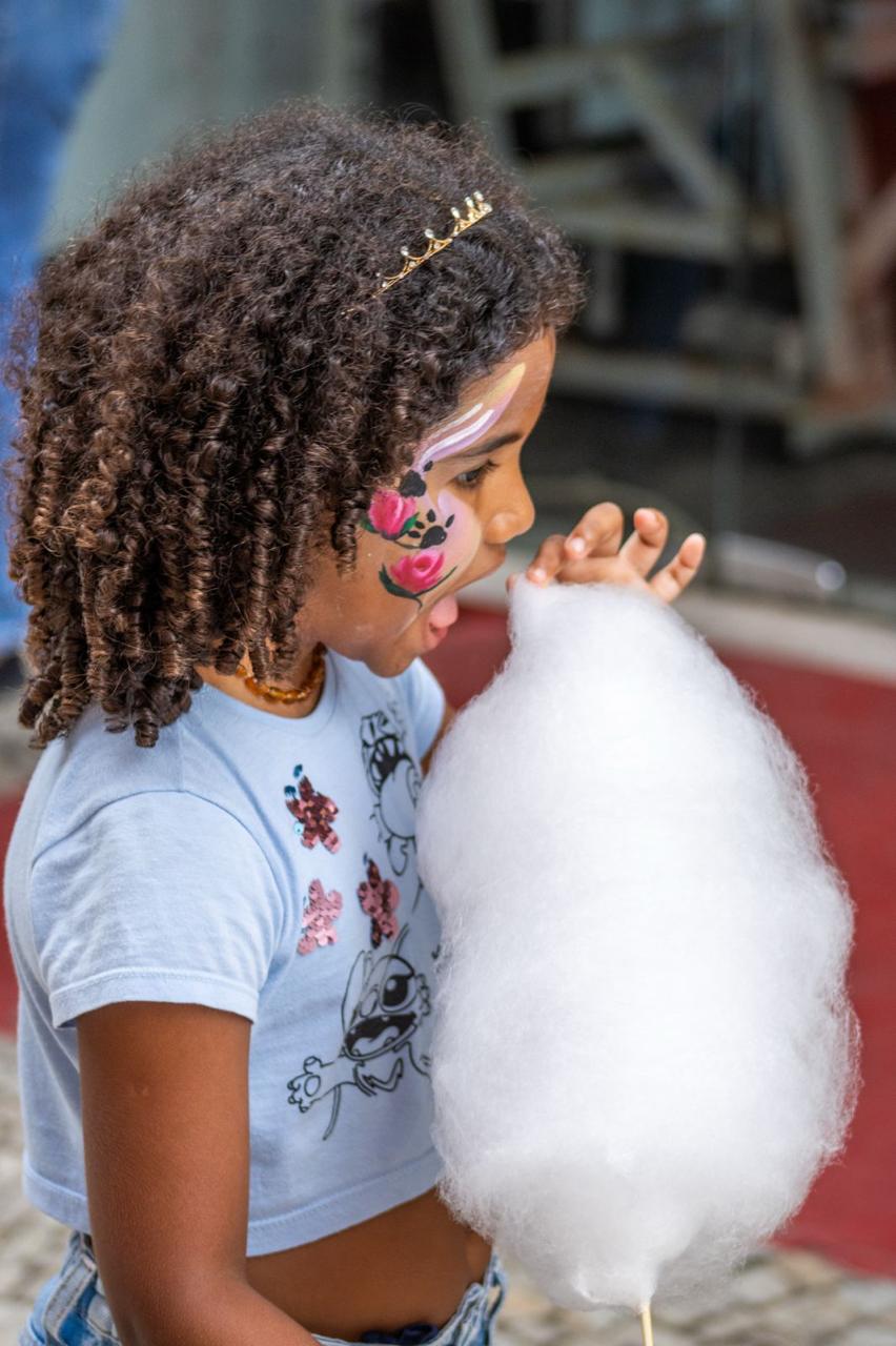 Menina sorrindo com algodão doce