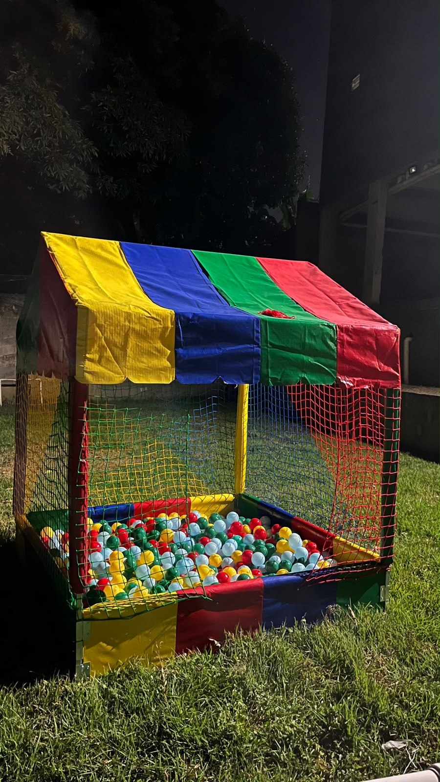 Piscina de bolinhas coberta e segura